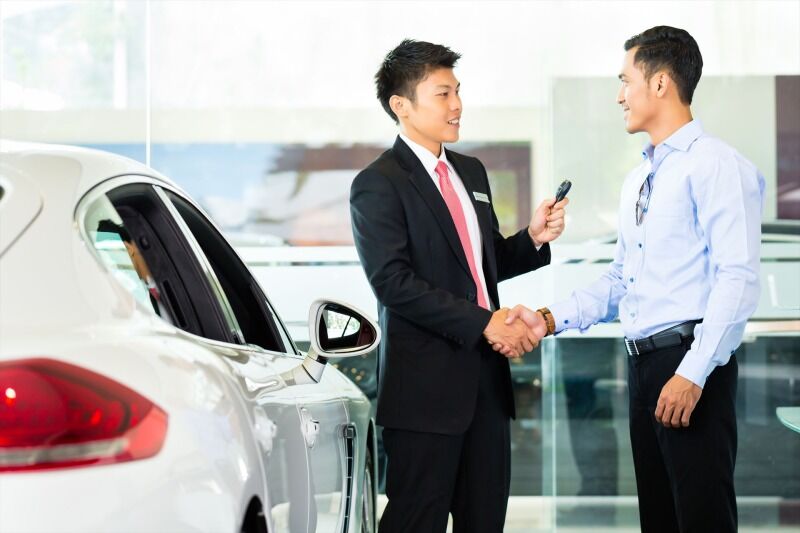 顧客と握手する営業マン